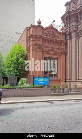 Die Dollar Bank, Teil des historischen Viertels der Fourth Avenue in Pittsburgh, ist in Stein gemeißelt – Rosa Granit und Connecticut Brownstone, um genau zu sein. Stockfoto