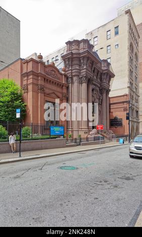 Die Dollar Bank, Teil des historischen Viertels der Fourth Avenue in Pittsburgh, ist in Stein gemeißelt – Rosa Granit und Connecticut Brownstone, um genau zu sein. Stockfoto