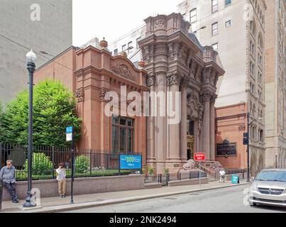 Die Dollar Bank, Teil des historischen Viertels der Fourth Avenue in Pittsburgh, ist in Stein gemeißelt – Rosa Granit und Connecticut Brownstone, um genau zu sein. Stockfoto