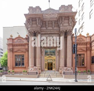 Die Dollar Bank, Teil des historischen Viertels der Fourth Avenue in Pittsburgh, ist in Stein gemeißelt – Rosa Granit und Connecticut Brownstone, um genau zu sein. Stockfoto