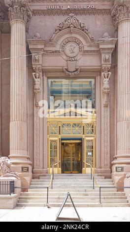 Die Dollar Bank, Teil des historischen Viertels der Fourth Avenue in Pittsburgh, ist in Stein gemeißelt – Rosa Granit und Connecticut Brownstone, um genau zu sein. Stockfoto