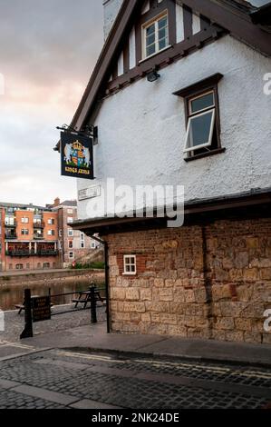 Das von Holz umrahmte Kings Arms Public House am River Ouse im mittelalterlichen York, England, ist das einzige noch erhaltene Gebäude, das Teil der First Water Lane ist. Stockfoto