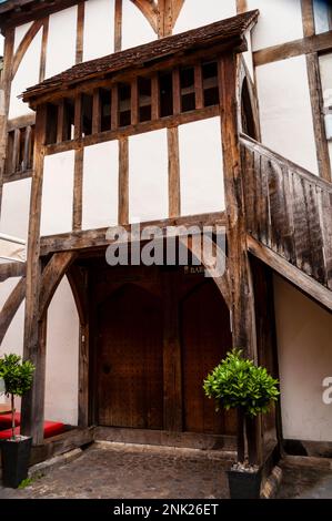 Die Außentreppe zur Barley Hall in Coffee Yard bei Stonegate in York, England, ist ein rekonstruiertes mittelalterliches Stadthaus. Stockfoto