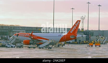 EasyJet OE-IZN Airbus A320-214 am internationalen Flughafen Manchester, Nordwestengland, Großbritannien, M90 1QX - British Budget Airline Stockfoto