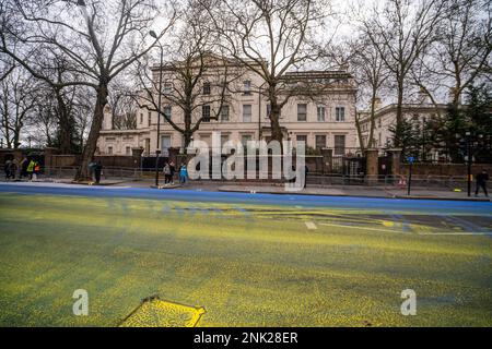 London, Großbritannien. 23. Februar 2023 Pro-Ukraine-Demonstranten verbreiten Farbe in den Farben der ukrainischen Flagge auf der Bayswater-Straße vor der russischen Botschaft in London am Vorabend des ersten Jahrestages der russischen Invasion der Ukraine am 24. Februar. Kredit: amer Ghazzal/Alamy Live News Stockfoto