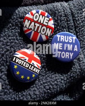 Abzeichen auf einer Tory Wählerjacke, werden die konservativen Wähler die Tories bei den nächsten Parlamentswahlen unterstützen und ihnen vertrauen, sogar den One Nation Fans Stockfoto