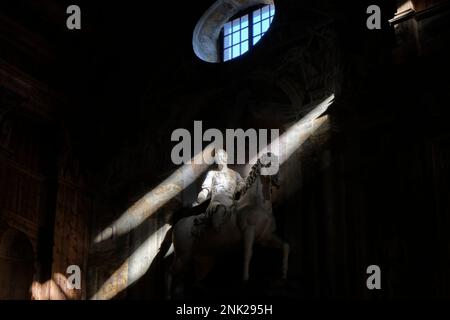 2023. FEBRUAR - ITA - Blick auf die Statue eines Mannes auf dem Pferderücken im FARNESE Theater in der Stadt Parma Stockfoto