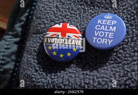 Ich habe für Leave & Keep Calm gestimmt und wähle Tory Badges auf einer Tory Wählerjacke Stockfoto