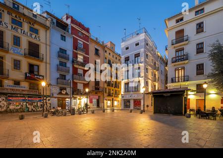 Malerischer Blick auf einen kleinen Platz der Altstadt in der Abenddämmerung, Valencia, Spanien Stockfoto