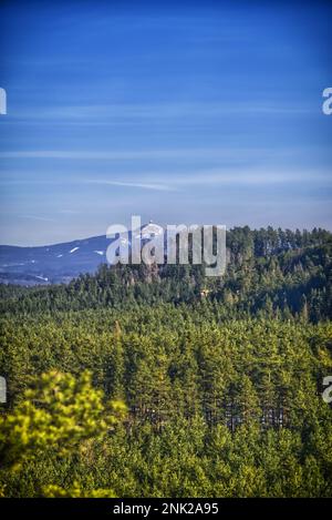 Berühmtes Gebäude auf dem Berg Jested, Liberec, Tschechische republik. Hotel und Broadcast-Gebäude auf dem Gipfel des Jested paek, Isergebirge. Stockfoto