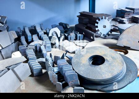 Mit einer Laser CNC-Maschine geschnittene Metallstücke. Stockfoto