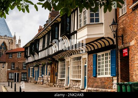 Die York Minster Cathedral, das Chapter House und das St Williams College Grade I sind denkmalgeschützte Gebäude in York, England. Stockfoto