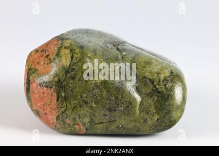 Unakite ist ein metamorpher Stein, der aus modifiziertem Granit besteht, bestehend aus rosafarbenem Orthoclase-Feldspat, grünem Epidot und im Allgemeinen farblosem Quarz. Stockfoto