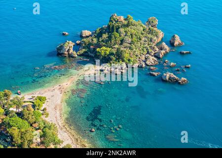 Malerische Insel Isola Bella im Ionischen Meer nahe Taormina. Sizilien, Italien Stockfoto