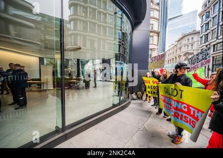 London, Großbritannien. 23. Februar 2023. Die Demonstranten besuchen zwei Versicherungsgesellschaften in der Stadt London, die solche Projekte versichern - erster Halt ist Talbot Insurance bei der Bank. Stoppen Sie die Ostafrikanische Rohöl-Pipeline (EACOP) - ein Protest gegen die Pipeline, die von dem französischen Ölriesen Total und der China National Offshore Oil Corporation durch das Herz Afrikas gebaut werden soll. Kredit: Guy Bell/Alamy Live News Stockfoto