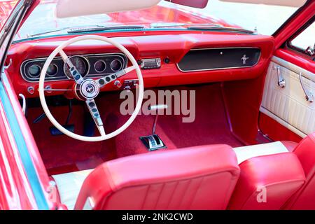 Miami, Florida - 29. Januar 2023: Der Ford Mustang ist ein Auto von Ford. In der kontinuierlichen Produktion seit 1964 ist der Mustang derzeit das längste P Stockfoto