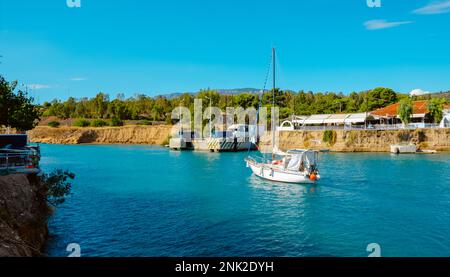 Ein Segelboot wird an einem Sommertag vom Ägäischen Meer aus in den Kanal von Korinth in Griechenland einfahren Stockfoto