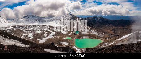 Panoramablick auf Berge, smaragdgrüne Seen und blauen Himmel mit weißen Wolken im Tongarino-Nationalpark neuseeland Stockfoto