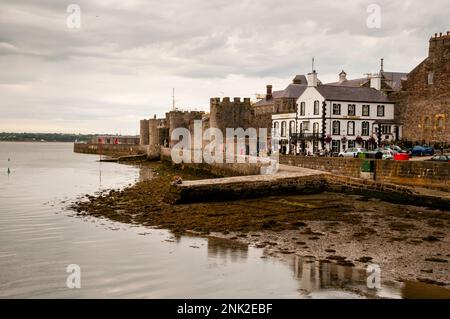 Quay und runde Zinnen-Türme in Caernarfon, Wales. Stockfoto