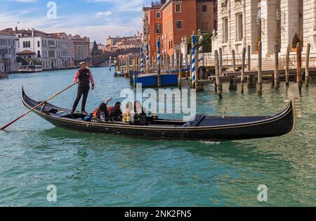 Gondelfahrt in Venedig, Italien im Februar Stockfoto