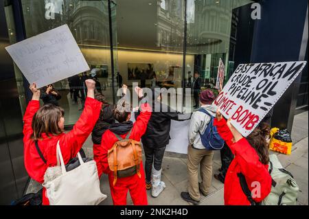 London, Großbritannien. 23. Februar 2023. Die Demonstranten besuchen zwei Versicherungsgesellschaften in der Stadt London, die solche Projekte versichern - erster Halt ist Talbot Insurance bei der Bank. Stoppen Sie die Ostafrikanische Rohöl-Pipeline (EACOP) - ein Protest gegen die Pipeline, die von dem französischen Ölriesen Total und der China National Offshore Oil Corporation durch das Herz Afrikas gebaut werden soll. Kredit: Guy Bell/Alamy Live News Stockfoto