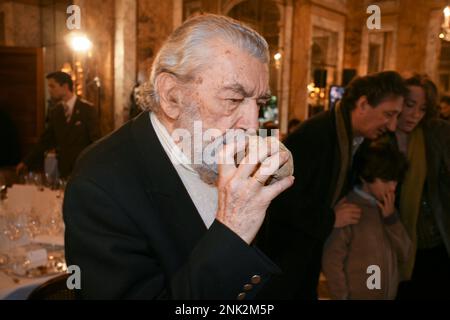 VERKAUF VON WEISSEM TRÜFFEL AUF EINER AUKTION IN PARIS Stockfoto