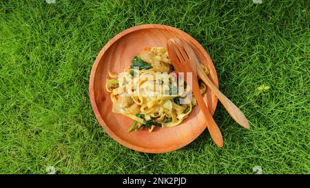 Kwetiau Goreng ist ein chinesisches, indonesisches, in Rührei gebratenes, flaches Reisnudelgericht aus Kwetiau, in Speiseöl gebraten mit Gemüse, Rindfleisch und Huhn. Stockfoto