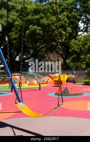 Spielplatz für Kinder mit moderner Schutz- und Sicherheitsbeschichtung. Hochwertiges Foto Stockfoto