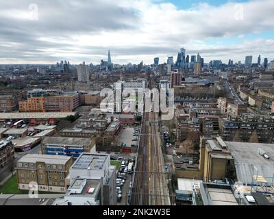 Docklands Stadtbahn East London UK Drohne aus der Vogelperspektive Stockfoto