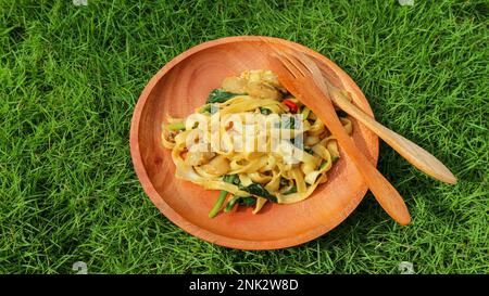 Kwetiau Goreng ist ein chinesisches, indonesisches, in Rührei gebratenes, flaches Reisnudelgericht aus Kwetiau, in Speiseöl gebraten mit Gemüse, Rindfleisch und Huhn. Stockfoto