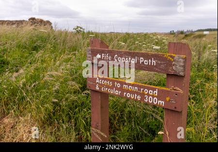 SCHOTTLAND, EUROPA – Schild „Fife Coastal Path“, in der Nähe von Pittenweem. Stockfoto