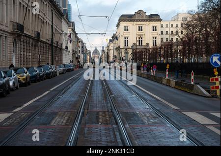Stadtzentrum von Brüssel, Region Brüssel-Hauptstadt, Belgien - 19 2023. Januar - Rue Royale, King Street mit Straßenbahnschienen und historischen Gebäuden Stockfoto