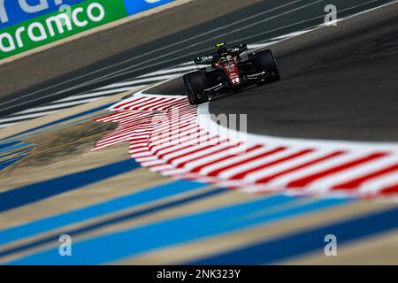 Manama, Bahrain. 23. Februar 2023. Alfa Romeos chinesischer Fahrer Zhou Guanyu tritt am 23. Februar 2023 bei den Formel-1-Vorsaison-Tests auf der Bahrain International Circuit in Sakhir, Bahrain, an. Kredit: Qian Jun/Xinhua/Alamy Live News Stockfoto