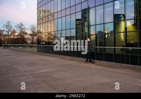 Saint Josse, Region Brüssel-Hauptstadt, Belgien - Februar 08 2023 - der Finanzturm reflektiert die Nachtlichter der Stadt in der Botanique Stockfoto