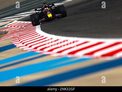 Manama, Bahrain. 23. Februar 2023. Red Bull's Dutch Driver Max Verstappen nimmt am 23. Februar 2023 an den Formel-1-Vorsaison-Tests auf der Bahrain International Circuit in Sakhir, Bahrain, Teil. Kredit: Qian Jun/Xinhua/Alamy Live News Stockfoto