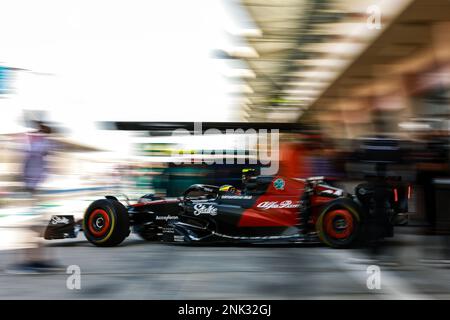 Manama, Bahrain. 23. Februar 2023. Alfa Romeos chinesischer Fahrer Zhou Guanyu tritt am 23. Februar 2023 bei den Formel-1-Vorsaison-Tests auf der Bahrain International Circuit in Sakhir, Bahrain, an. Kredit: Qian Jun/Xinhua/Alamy Live News Stockfoto