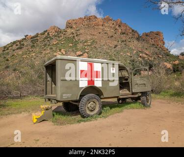 22. Februar 2023, Calabasas, CA, USA: Ein alter Armeewagen, der in der tv-Show MASH verwendet wurde, liegt verlassen am alten Set im Malibu Creek State Park in Ca Stockfoto