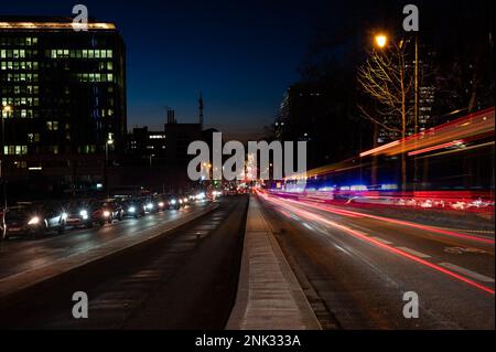 Saint Josse, Region Brüssel-Hauptstadt, Belgien - Februar 08 2023 - Stadtblick über das Geschäftsviertel mit leichten Verkehrspfaden im Zentrum Stockfoto