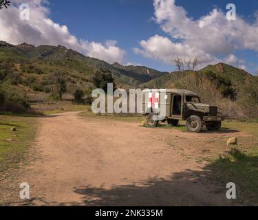 22. Februar 2023, Calabasas, CA, USA: Ein alter Armeewagen, der in der tv-Show MASH verwendet wurde, liegt verlassen am alten Set im Malibu Creek State Park in Ca Stockfoto