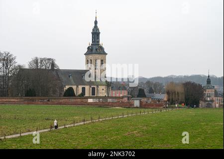 Kessel-Lo, Flämisches Brabant, Belgien - Februar 11 2023 - der Park Abbey Tower und grüne Umgebung um den Bahnhof Stockfoto