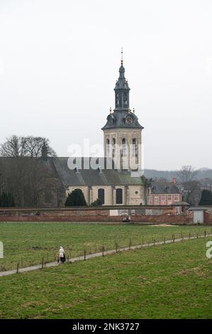 Kessel-Lo, Flämisches Brabant, Belgien - Februar 11 2023 - der Park Abbey Tower und grüne Umgebung um den Bahnhof Stockfoto