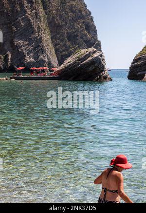 Eine Frau mit rotem Hut will schwimmen Stockfoto