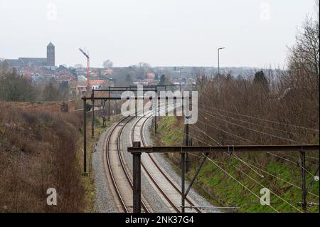 Kessel-Lo, Flämisch-Brabant, Belgien - Februar 11 2023 - Panoramablick über Bahngleise in Richtung Bahnhof Stockfoto