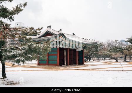 Deoksugung Palast mit Schnee im Winter in Seoul, Korea Stockfoto