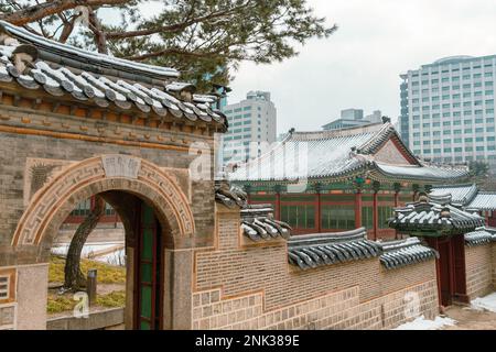 Deoksugung Palast mit Schnee im Winter in Seoul, Korea Stockfoto