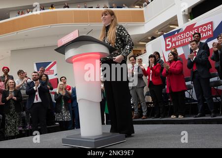 Angela Rayner spricht, bevor Keir Starmer fünf kühne Missionen für ein besseres Großbritannien auf dem 1 Angel Square, Manchester UK, startet. Der Labour-Führer sprach vor den Kollegen des Schattenkabinetts und Politikern aus manchester. Er nennt den Zweck der Missionen als. „Es bedeutet, dass klare Prioritäten gesetzt werden müssen. Wir konzentrieren uns unaufhörlich auf die Dinge, die am wichtigsten sind.“ Bild: Garyroberts/worldwidefeatures.com Stockfoto