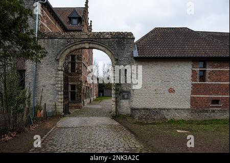 Grimbergen, Flämische Brabant-Region - Belgien - 19 2023. Februar - Eingang der rustikalen Charleroy-Farm mit alten Steinmauern und einem Tor Stockfoto