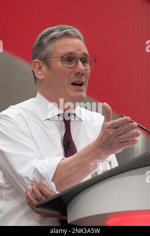 Keir Starmer startet fünf kühne Missionen für ein besseres Großbritannien auf dem Angel Square 1, Manchester UK. Der Labour-Führer sprach vor den Kollegen des Schattenkabinetts und Politikern aus manchester. Er nennt den Zweck der Missionen als. „Es bedeutet, dass klare Prioritäten gesetzt werden müssen. Wir konzentrieren uns unaufhörlich auf die Dinge, die am wichtigsten sind.“ Bild: Garyroberts/worldwidefeatures.com Stockfoto