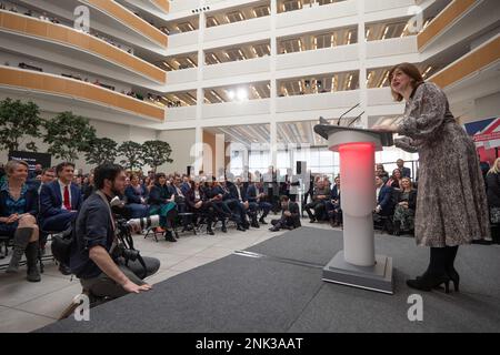 Lucy Powell Shadow Secretary of State for Digital, Culture, Media and Sport spricht, bevor Keir Starmer fünf kühne Missionen für ein besseres Großbritannien auf dem 1 Angel Square, Manchester, UK, startet. Der Labour-Führer sprach vor den Kollegen des Schattenkabinetts und Politikern aus manchester. Er nennt den Zweck der Missionen als. „Es bedeutet, dass klare Prioritäten gesetzt werden müssen. Wir konzentrieren uns unaufhörlich auf die Dinge, die am wichtigsten sind.“ Bild: Garyroberts/worldwidefeatures.com Stockfoto