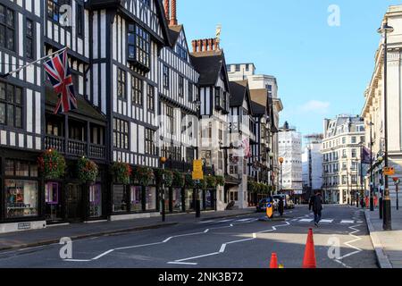 LONDON, GROSSBRITANNIEN - 21. SEPTEMBER 2014: Dies ist das Kaufhaus „Liberty“ in einem imposanten Gebäude im Tudor-Stil in der Great Marlborough Street. Stockfoto